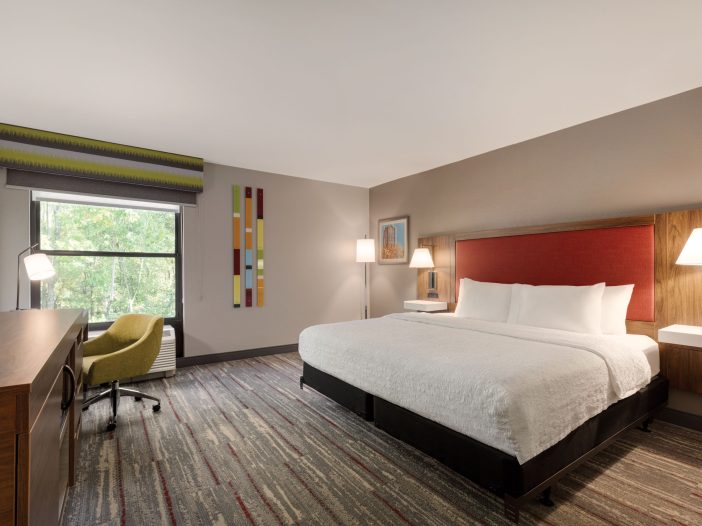 1 King Accessible Guest Room 1601493 LR 702x526