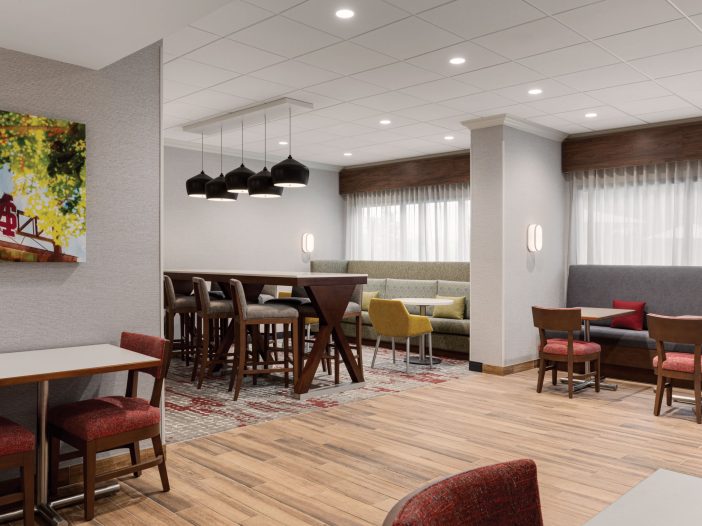 Front Desk Lobby 1601505 LR 702x526