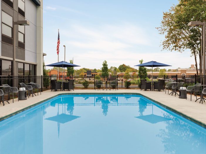 Outdoor Pool 1601535 LR 702x526